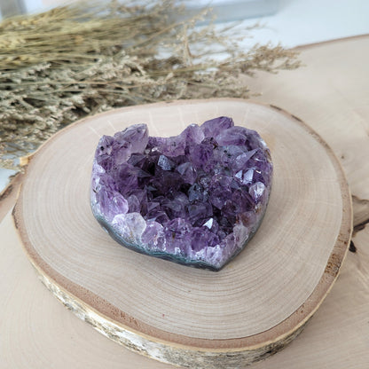 Amethyst Herz 6,1 x 7,8cm, 214g Kristalldruse in Herzform geschliffen