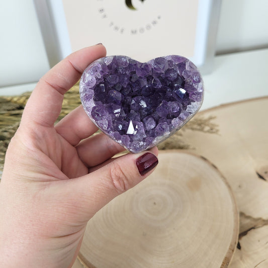 Amethyst Herz 5,6 x 7,1cm, 157g Kristalldruse in Herzform geschliffen