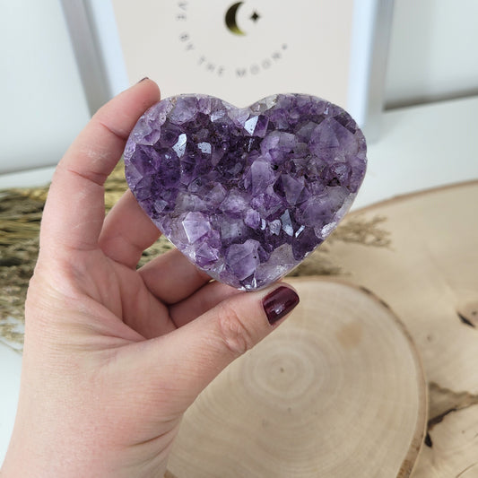 Amethyst Herz 6,9 x 7,8cm, 219g Kristalldruse in Herzform geschliffen