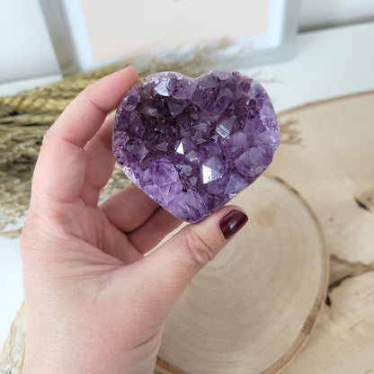 Amethyst Herz 6,1 x 6,6cm, 192g Kristalldruse in Herzform geschliffen