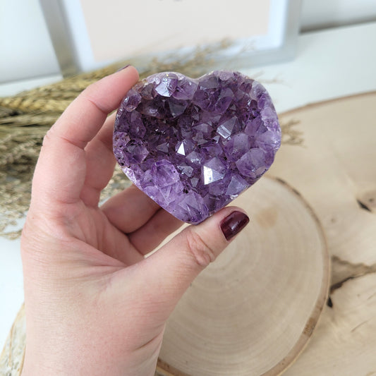 Amethyst Herz 6,1 x 6,6cm, 192g Kristalldruse in Herzform geschliffen