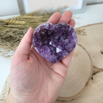 Amethyst Herz 6,1 x 6,6cm, 192g Kristalldruse in Herzform geschliffen