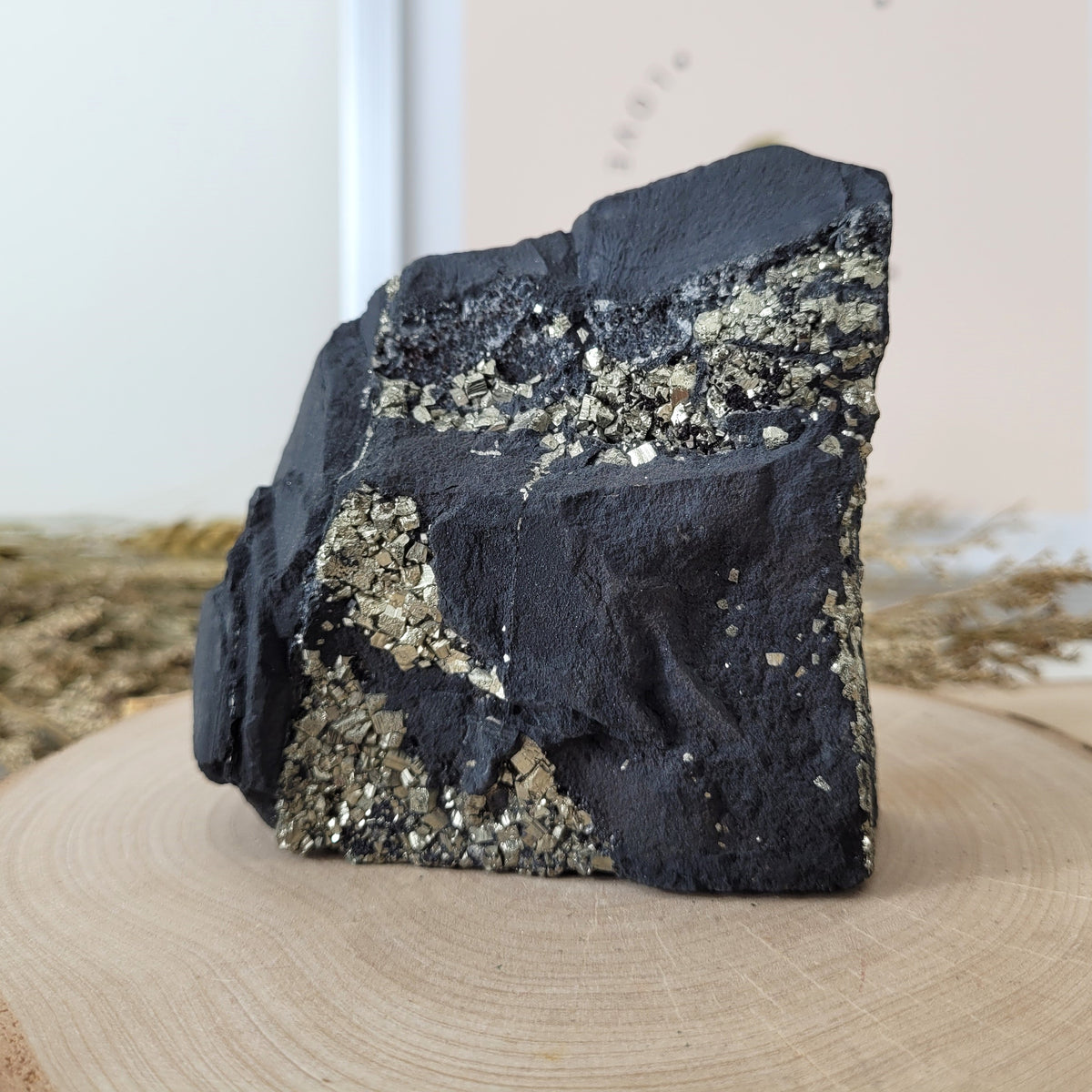 Schungit mit Pyrit Rohstein Freiform 7,9 x 8,3cm, 347g