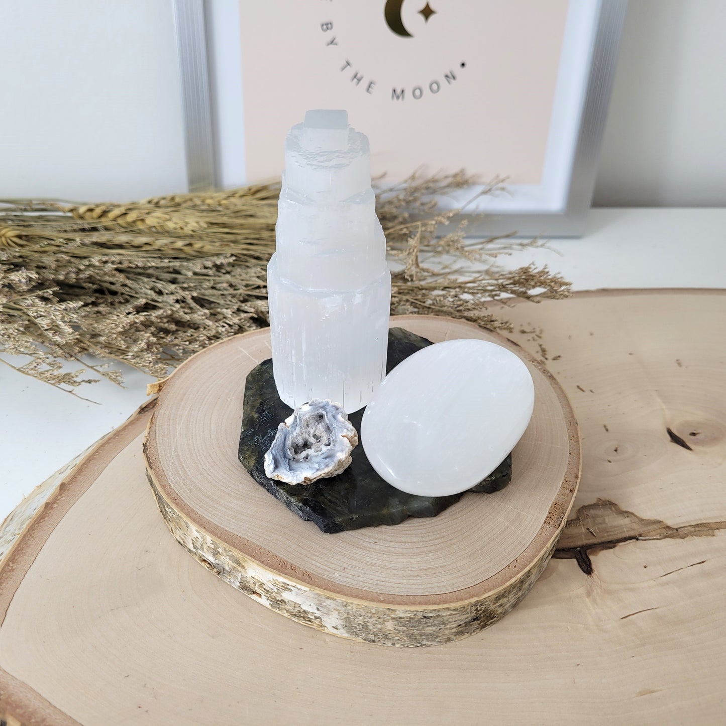 Angebot des Tages 13.04.26 Set bestehend aus: Selenit Turm gestuft, Selenit Handstein XL, Achat Geode, Labradorit Scheibe