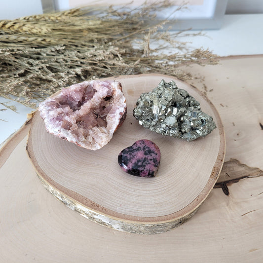 Angebot des Tages 14.04.26 Set bestehend aus: Pink Amethyst Geode, Rhodonit Herz, Pyrit Kristallstufe