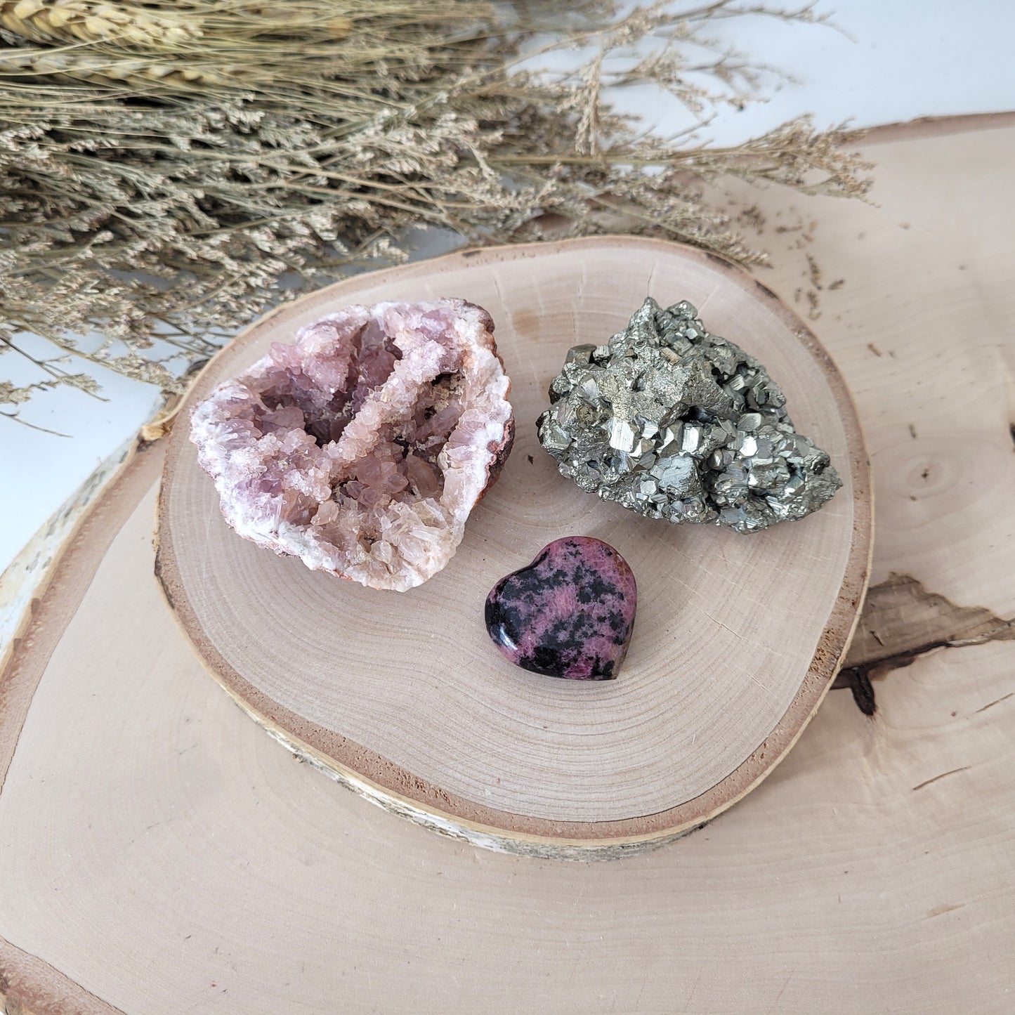 Angebot des Tages 14.04.26 Set bestehend aus: Pink Amethyst Geode, Rhodonit Herz, Pyrit Kristallstufe