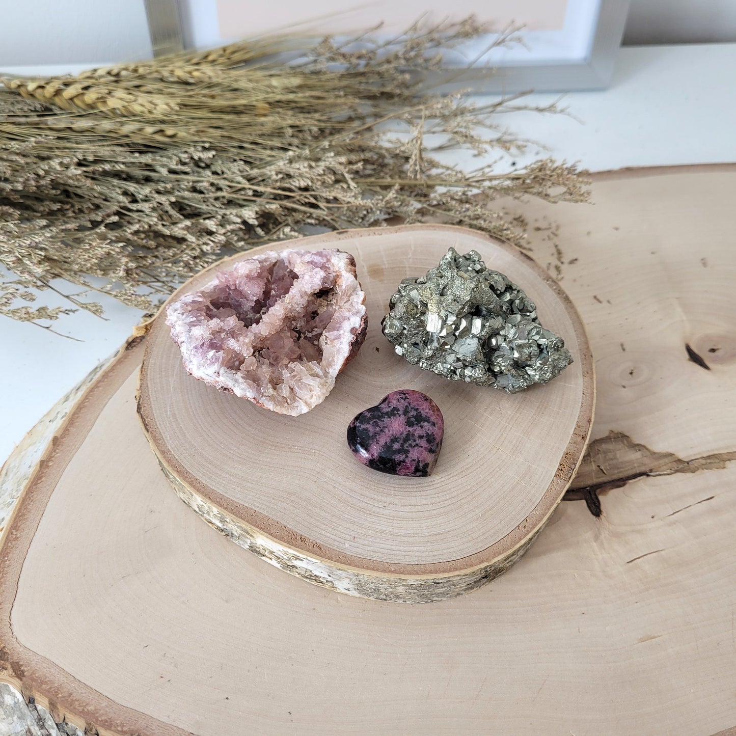 Angebot des Tages 14.04.26 Set bestehend aus: Pink Amethyst Geode, Rhodonit Herz, Pyrit Kristallstufe