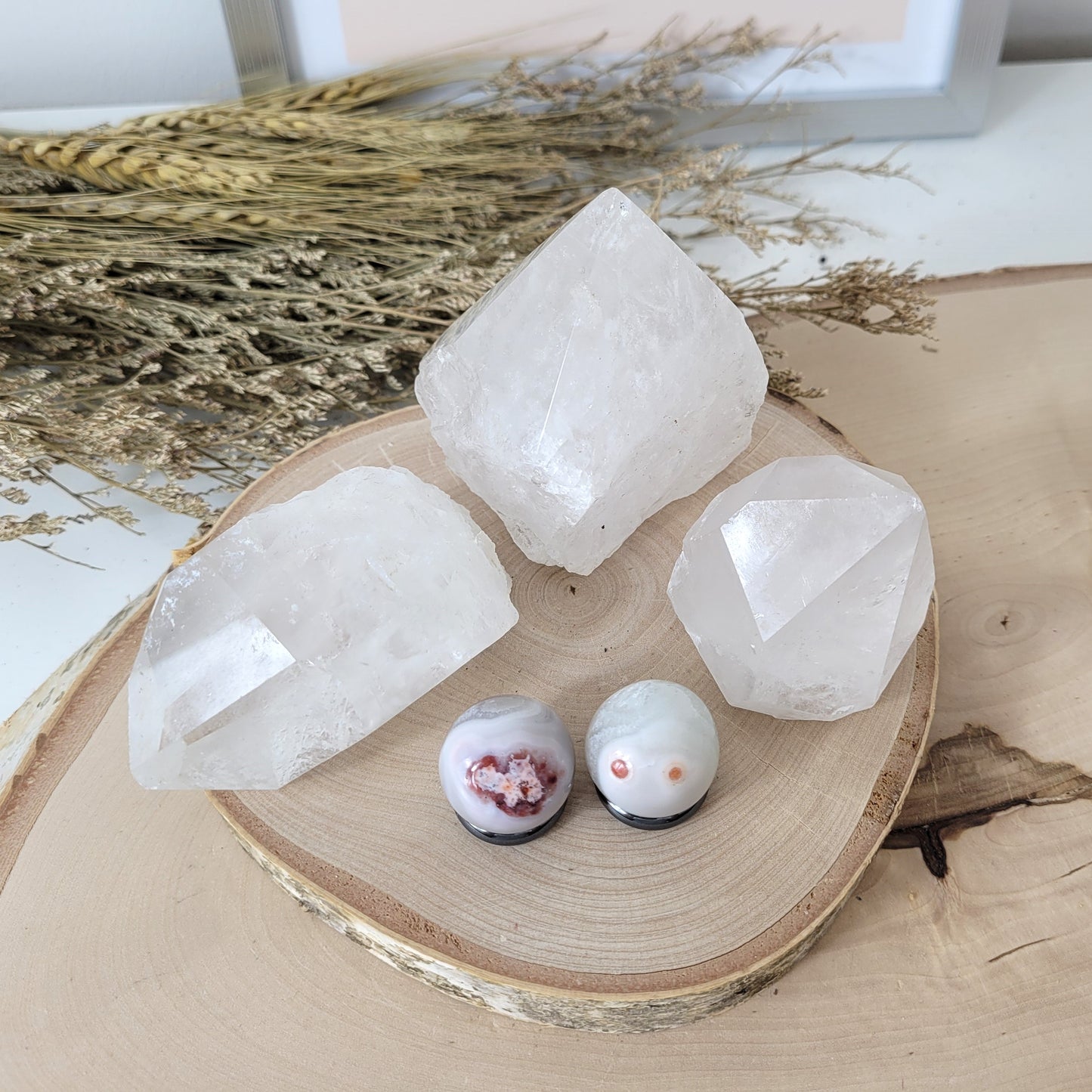 Angebot des Tages 28.05.26 Set bestehend aus: Bergkristall Naturspitzen, Bergkristall Naturspitze halb poliert / halb roh, Chalcedon Kugeln