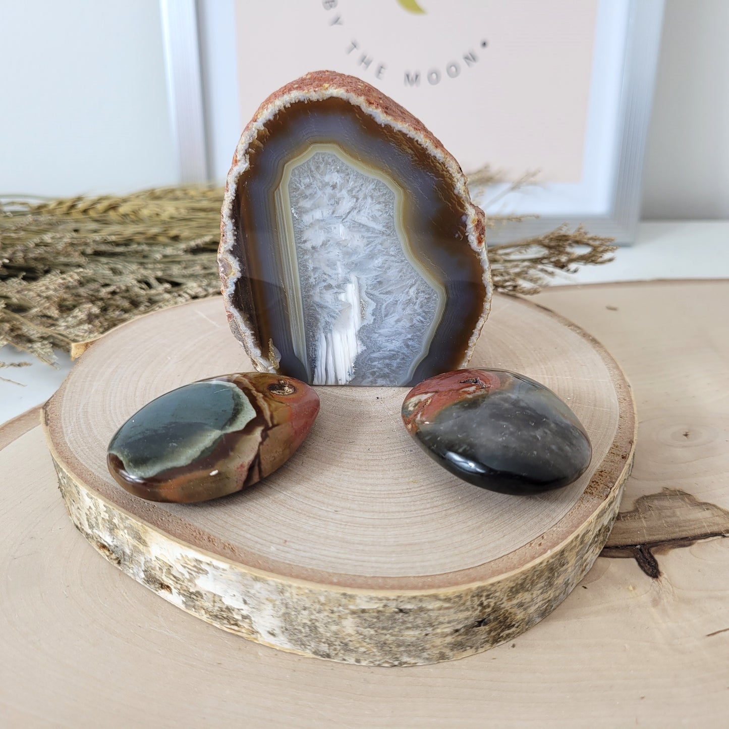 Angebot des Tages 29.05.26 Set bestehend aus: Achat Geode mit Standfläche, Polychrom Jaspis Handsteine