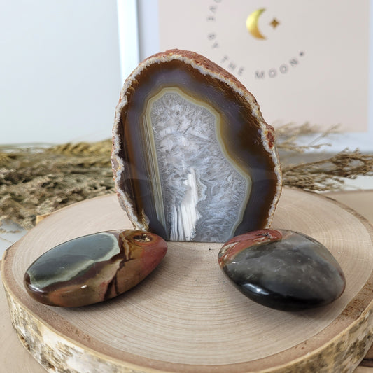 Angebot des Tages 29.05.26 Set bestehend aus: Achat Geode mit Standfläche, Polychrom Jaspis Handsteine