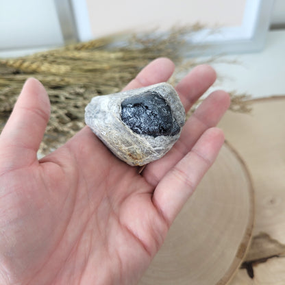 Apachenträne Rauchobsidian in Muttergestein aus Arizona