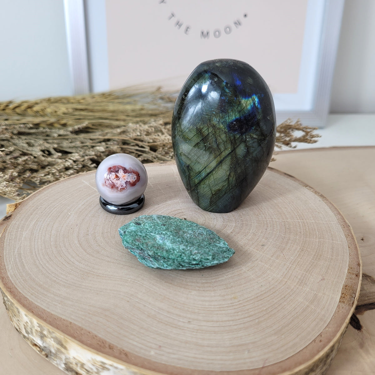Bundle Angebot des Tages 26.10.2026 Autumn Love Woche: Chalcedon Kugel inkl. Hämatit Ring zum Aufstellen, Fuchsit Rohstein, Labradorit Freiform