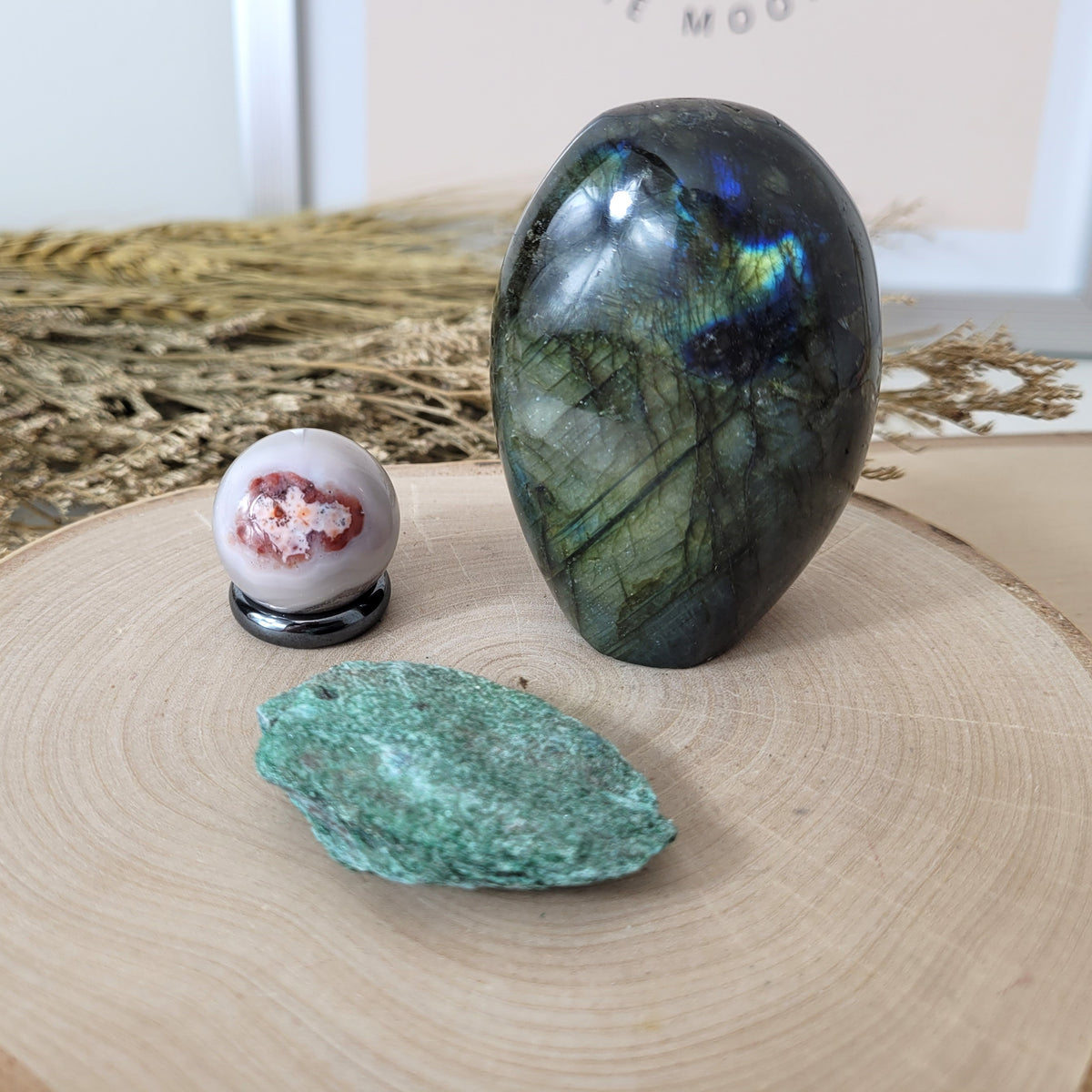 Bundle Angebot des Tages 26.10.2026 Autumn Love Woche: Chalcedon Kugel inkl. Hämatit Ring zum Aufstellen, Fuchsit Rohstein, Labradorit Freiform