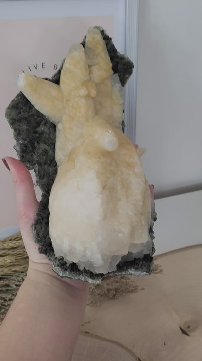 Rarität großer Mangano Calcit UV reaktiv auf Quarz mit Druzy Hämatit  22 x 11cm, 1,4kg, aus Bulgarien Madan Sammlermineralien