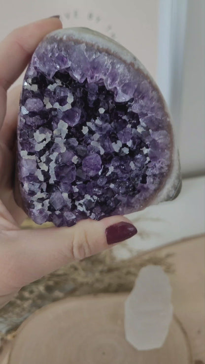 Angebot des Tages 21.03.2026 Set bestehend aus: Amethyst mit Calcit Kristalldruse, Fluorit Kugel inklusive Hämatit Ring zum Aufstellen, Selenit Turm