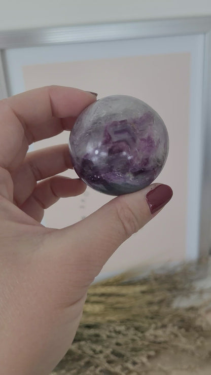 Fluorit Kugel 4,3 cm Durchmesser, 145g sehr klare Kristallstruktur mit Phantomen
