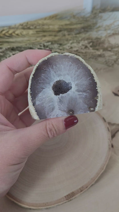 Achat Geode mit Chalcedon mit Standfläche 5,1 x 6,7 cm, 211g