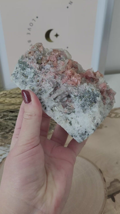 Rhodochrosit Blütenkristalle aus Quarz, Bergkristall, Pyrit, Zinkblende und Calcit 10,6 x 6,9cm, 547g, aus Rumänien Cavnic Sammlermineralien