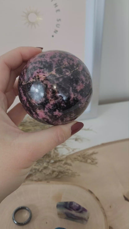 Angebot des Tages 24.02.2026 Set bestehend aus: Rhodonit Kugel inklusive Hämatit Ring zum Aufstellen, Chalkopyrit Rohstein, Fluorit Scheibe Freiform