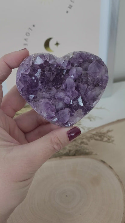 Amethyst Herz 6,9 x 7,8cm, 219g Kristalldruse in Herzform geschliffen