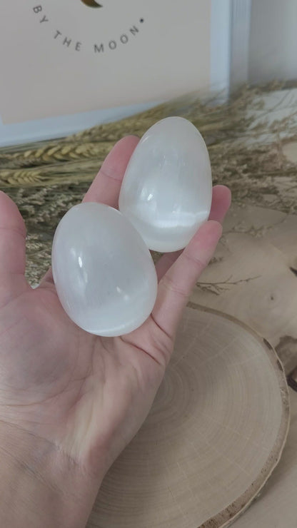 Selenit Edelsteinei 6cm inklusive Kugelständer zum Aufstellen