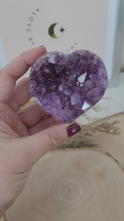 Amethyst Herz 6,1 x 6,6cm, 192g Kristalldruse in Herzform geschliffen