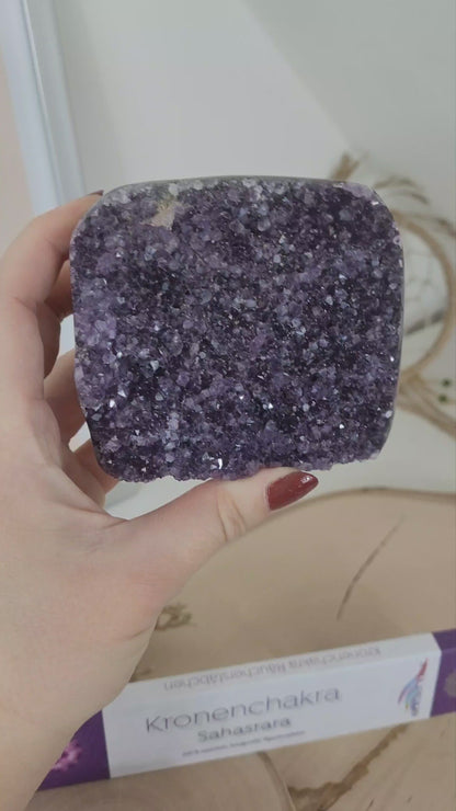 Angebot des Tages 22.02.2026 Set bestehend aus: Amethyst Kristalldruse, Pyrit mit Hämatit Kristallstufe, Räucherstäbchen Kronenchakra