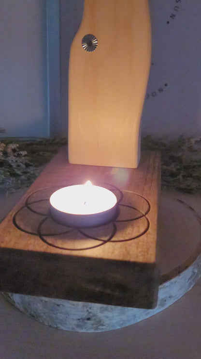 Zirbenholz Seelenlicht "Erzengel Sandalphon" Teelichthalter auf Nussholz Sockel mit Samen des Lebens Gravur, der Samen aus Zirbenholz und einem Edelstahl Lichtrad