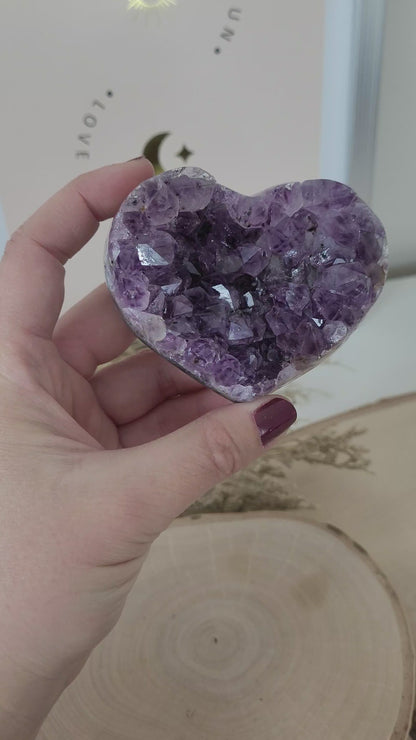Amethyst Herz 6,1 x 7,8cm, 214g Kristalldruse in Herzform geschliffen